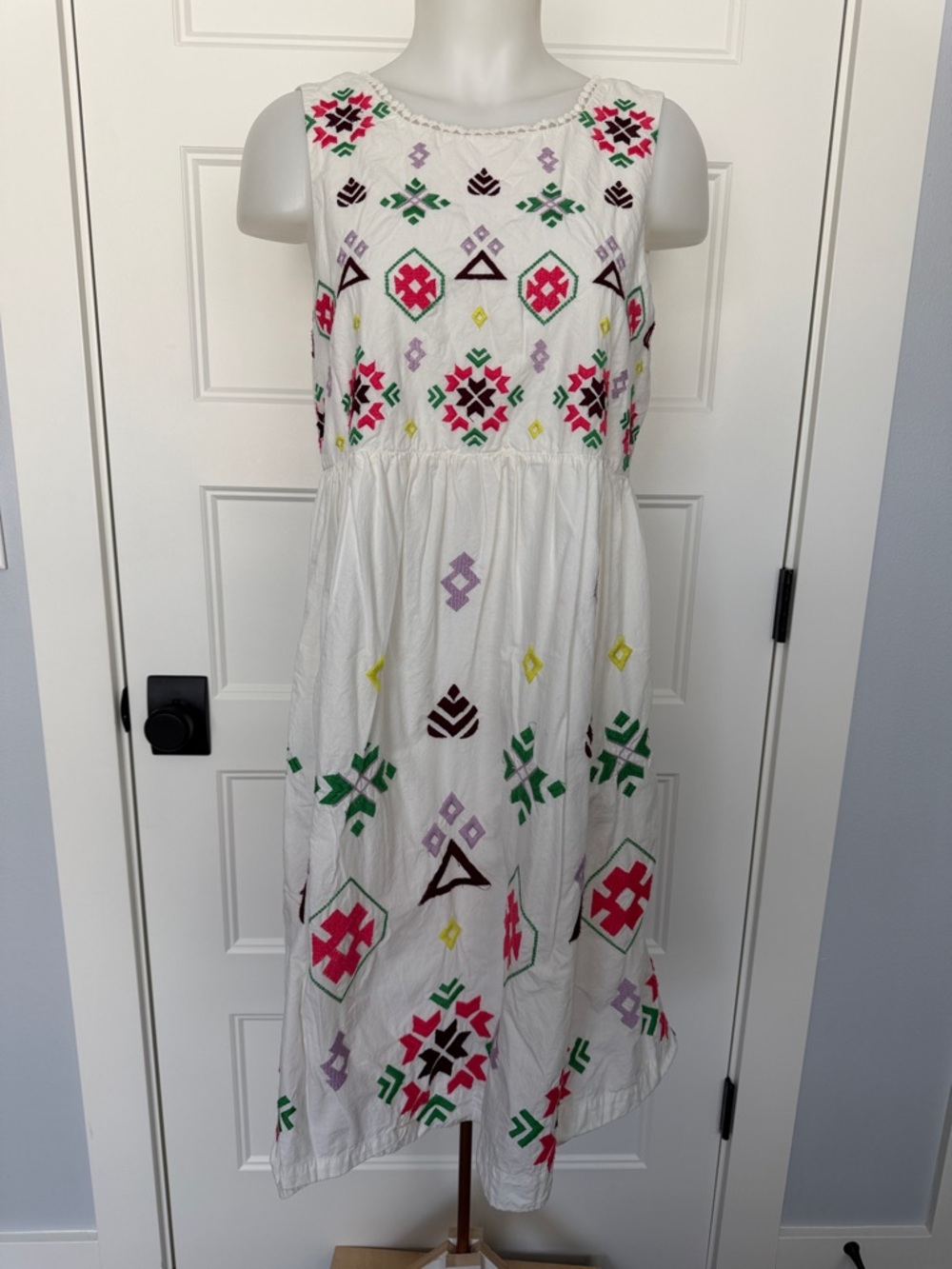 Anthropologie Round Neck Sleeveless Embroidered A-line Dress in Sz M